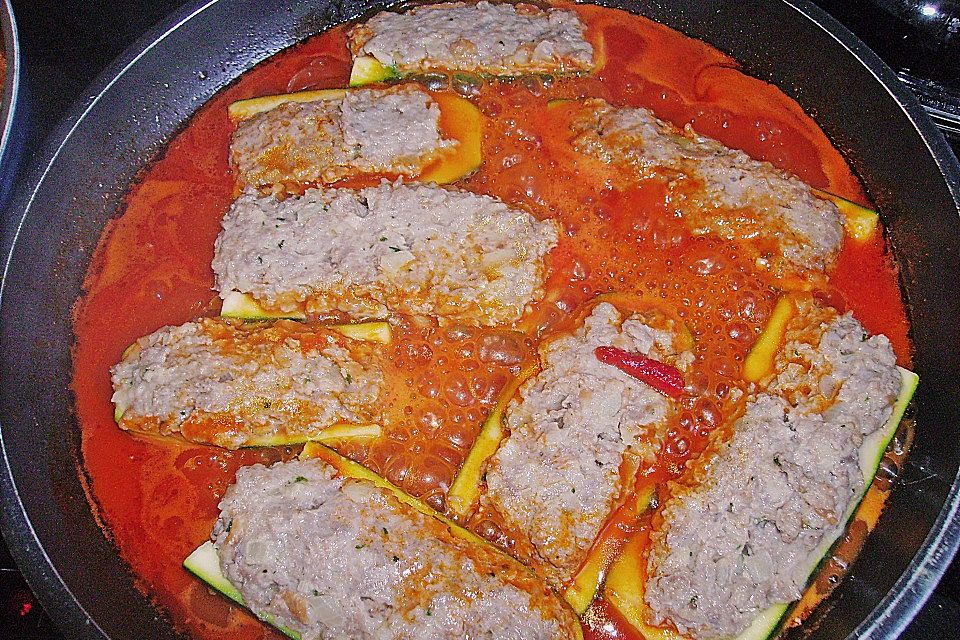 Gefüllte Zucchini mit Hackfleisch in Tomatensauce