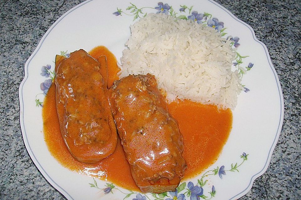 Gefüllte Zucchini mit Hackfleisch in Tomatensauce