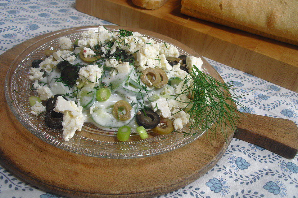 Gurken - Oliven - Salat mit Frühlingszwiebeln und Feta