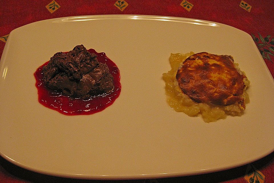 Mousse au Chocolat an Himbeersauce mit Birnensoufflé auf Birnenkompott