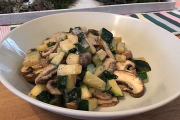 Schnelle Champignon - Zucchini Pfanne Schnelle Champignon - Zucchini Pfanne