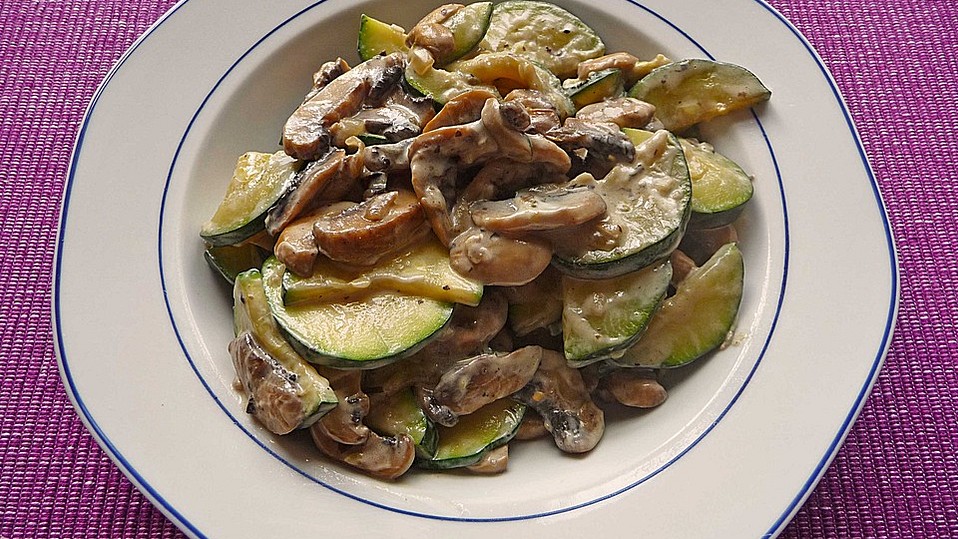 Schnelle Champignon - Zucchini Pfanne von lariane Schnelle Champignon - Zucchini Pfanne von lariane