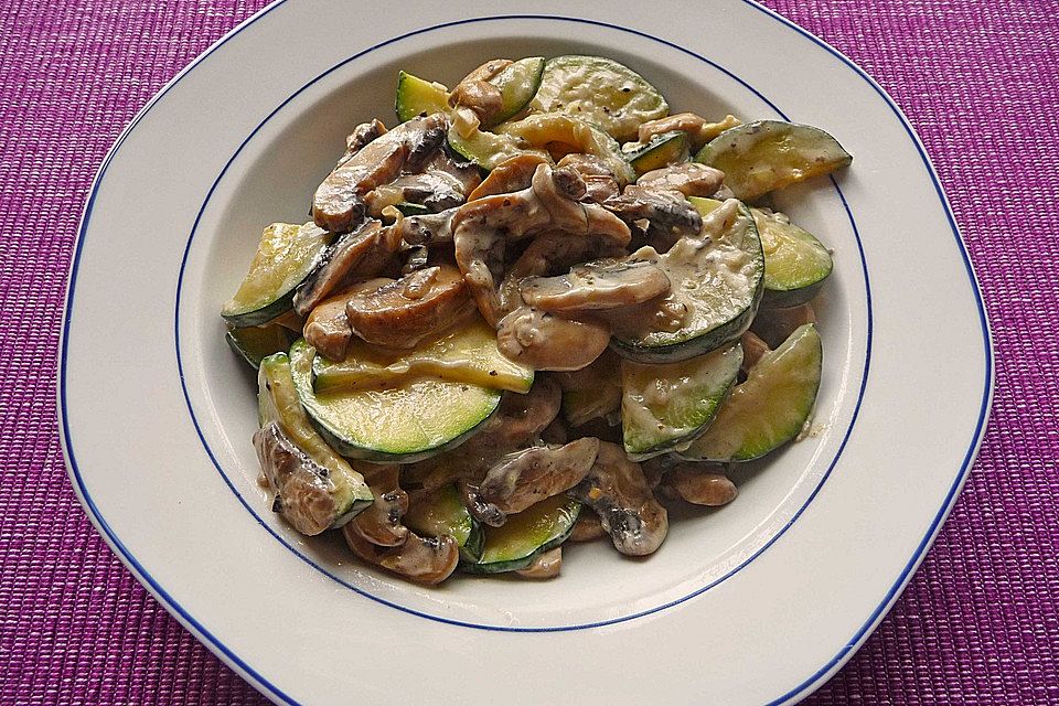 Schnelle Champignon - Zucchini Pfanne