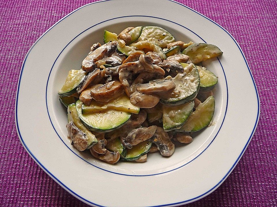Schnelle Champignon - Zucchini Pfanne von lariane | Chefkoch