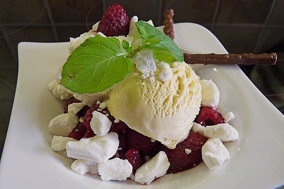 Eisdessert mit  beschwipsten Himbeeren und Baiser