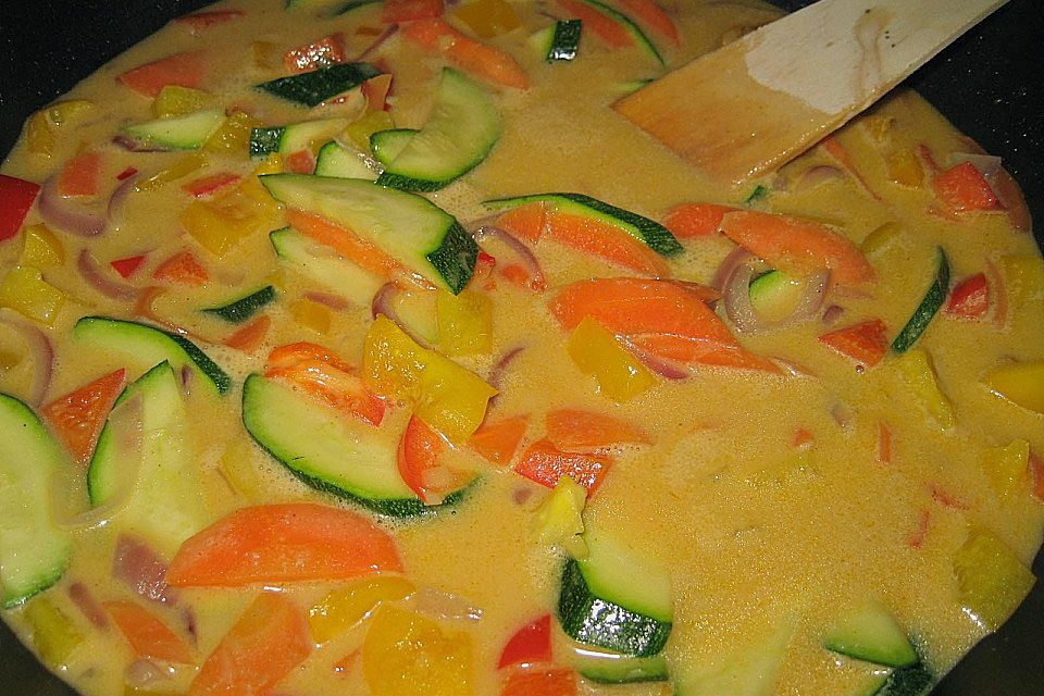 Knackiges Gemüse in cremiger Thaicurrysauce