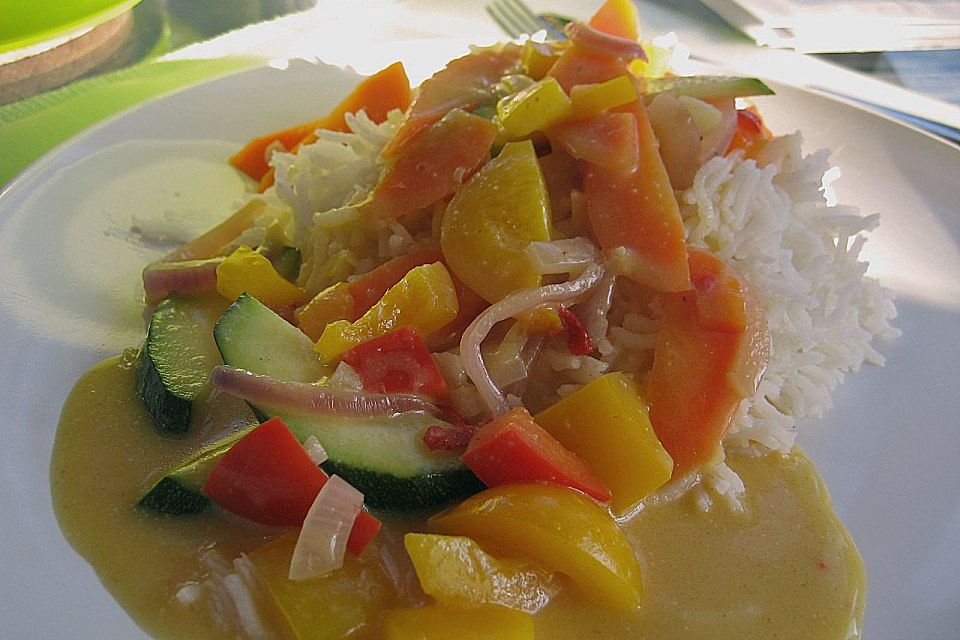 Knackiges Gemüse in cremiger Thaicurrysauce