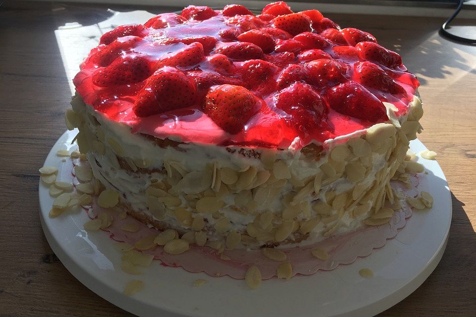 Erdbeertorte mit Frischkäse-Joghurt-Creme
