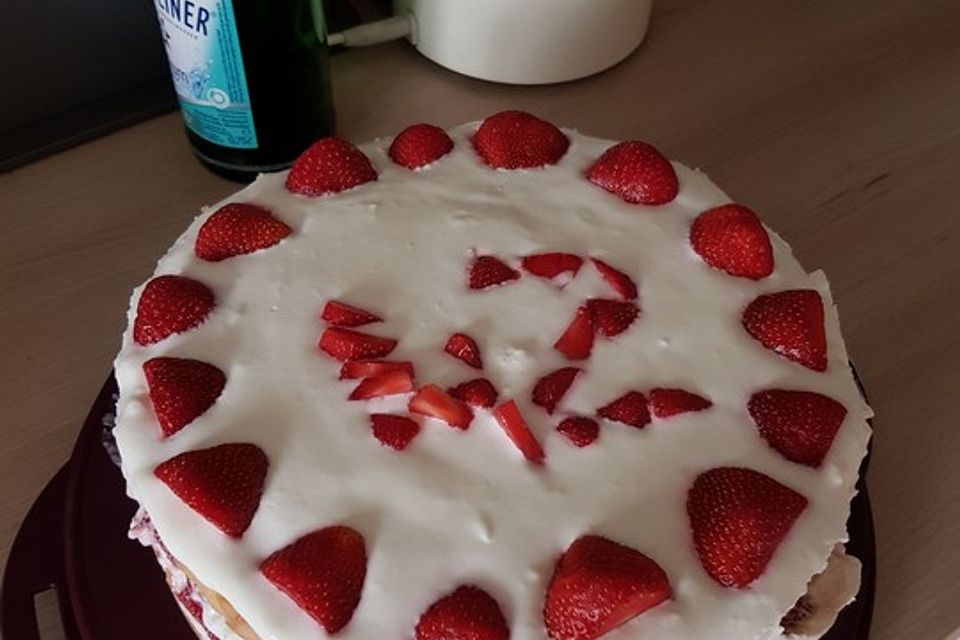 Erdbeertorte mit Frischkäse-Joghurt-Creme