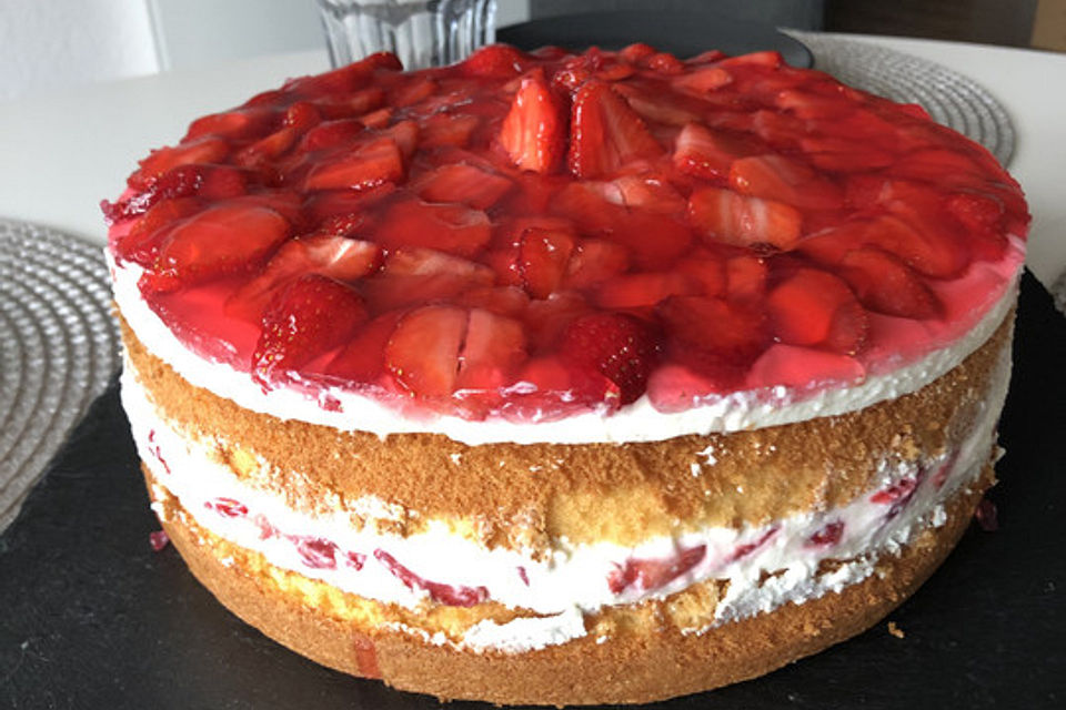 Erdbeertorte mit Frischkäse-Joghurt-Creme