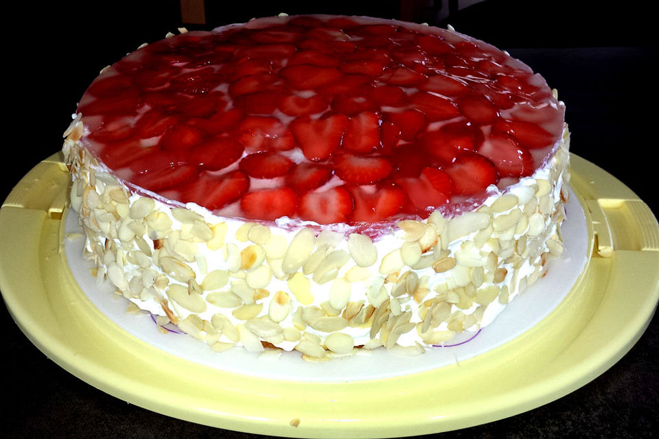Erdbeertorte mit Frischkäse-Joghurt-Creme