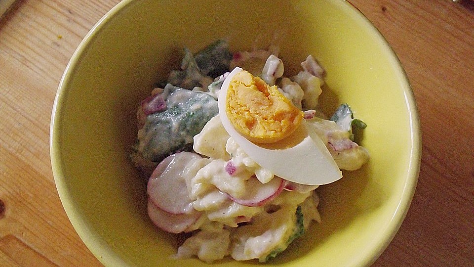 Kartoffelsalat in cremigem Ziegenfrischkäse