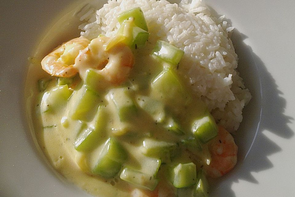 Frühlingspfanne mit Gurken und King Prawns