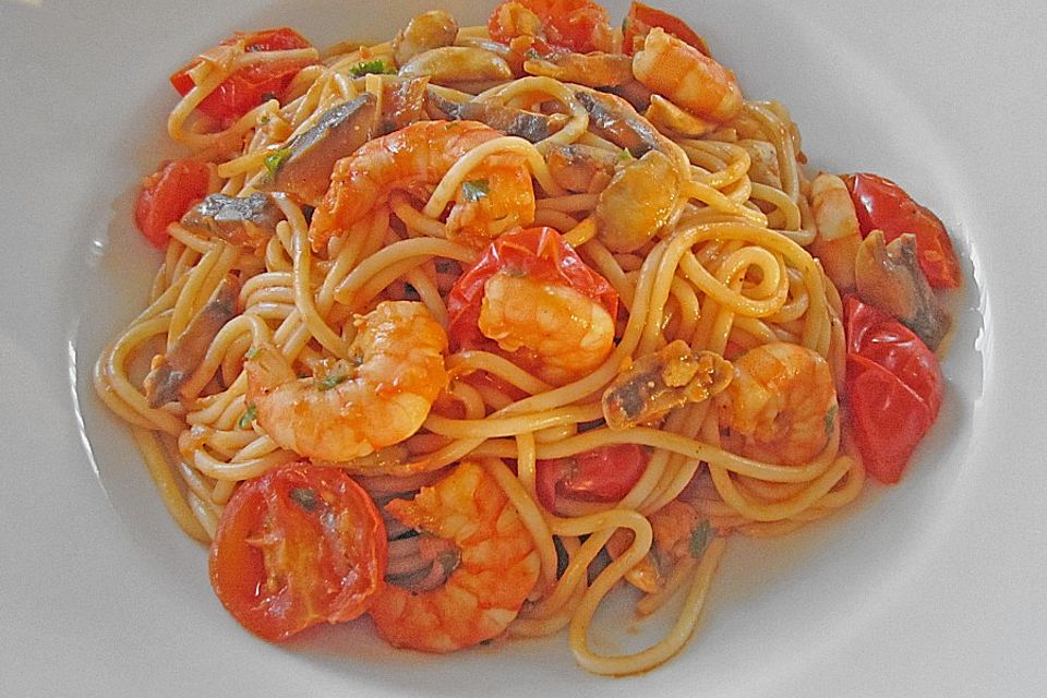 Tagliatelle mit Shrimps und geschmolzenen Kirschtomaten