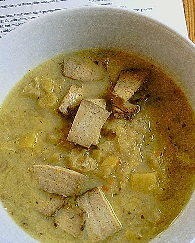 Kartoffel-Sauerkraut Suppe mit Räuchertofu