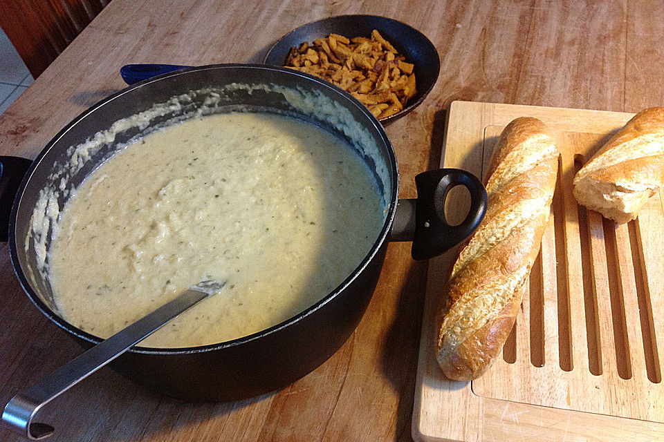 Kartoffel-Sauerkraut Suppe mit Räuchertofu