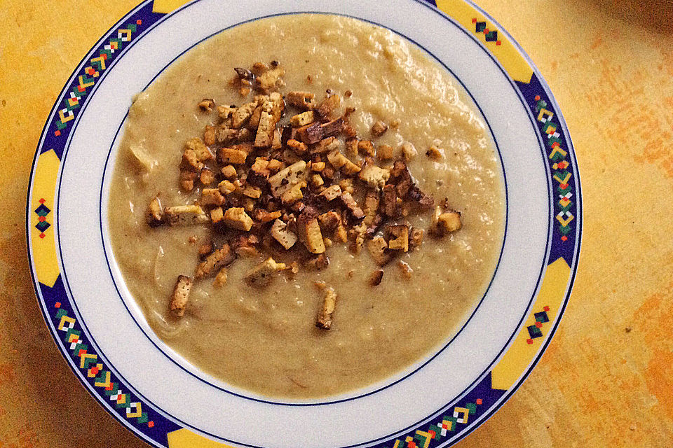 Kartoffel-Sauerkraut Suppe mit Räuchertofu