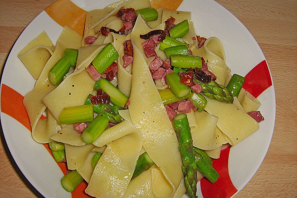 Spargel - Nudel - Pfanne mit getrockneten Tomaten