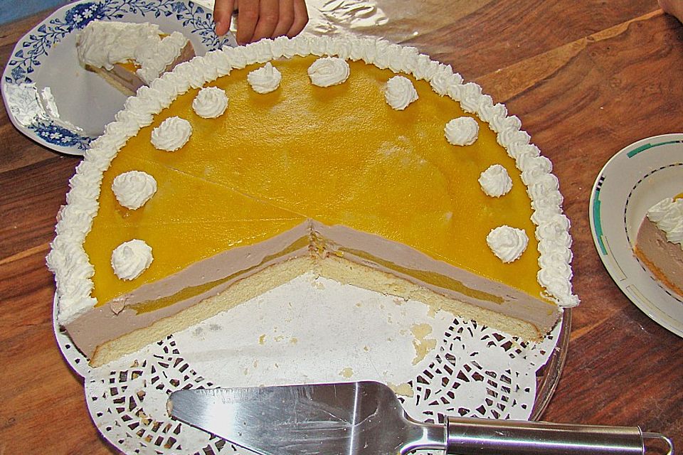 Quark - Sahne - Torte mit Pfirsichcremefüllung