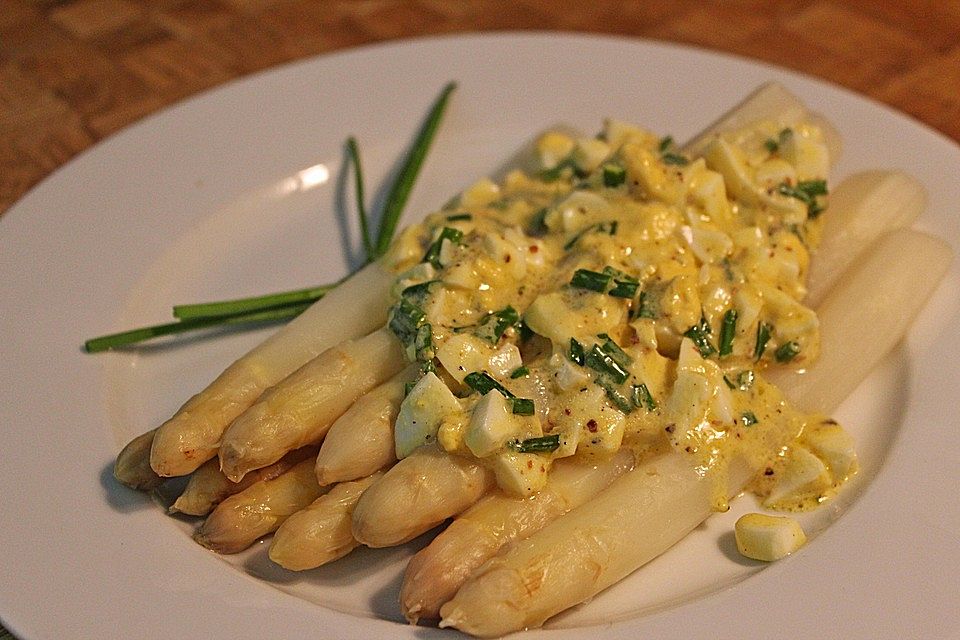 Lauwarmer Spargelsalat mit Ei - Schnittlauch - Vinaigrette