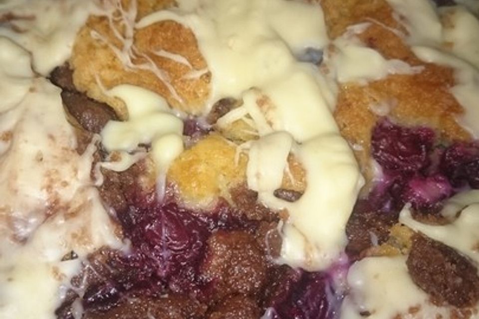 Weißer Schoko - Kirschkuchen mit dunklen Schokostreuseln