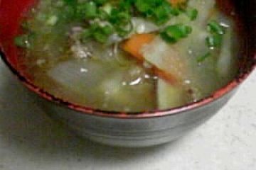 Tonjiru - Misosuppe mit Schweinefleisch und Gemüse