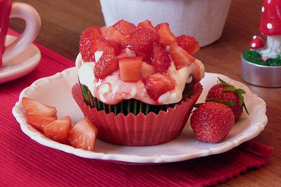 Zweierlei Schokoladencupcake mit Zitronen - Frosting und frischen Erdbeeren