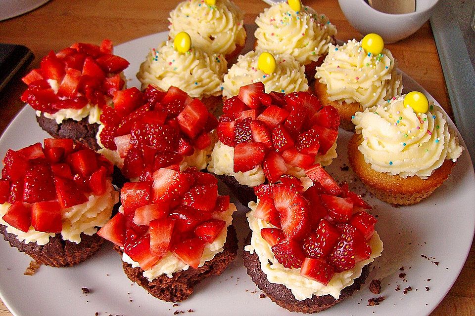 Zweierlei Schokoladencupcake mit Zitronen - Frosting und frischen Erdbeeren