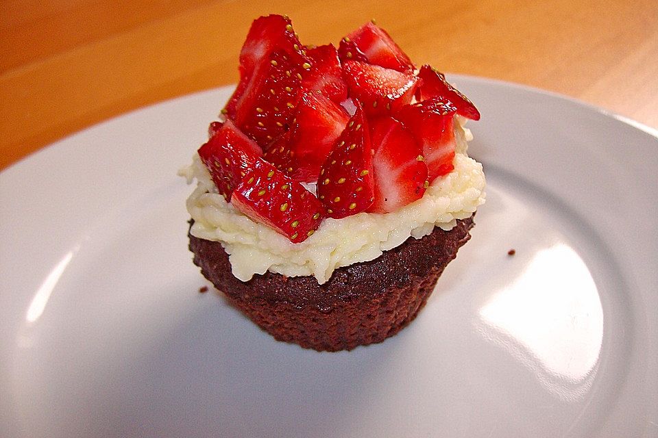 Zweierlei Schokoladencupcake mit Zitronen - Frosting und frischen Erdbeeren