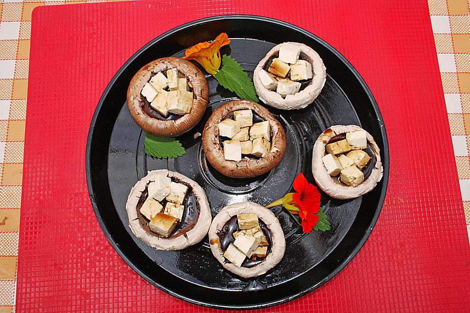 Gegrillte Champignons mit Feta und Sojasoße