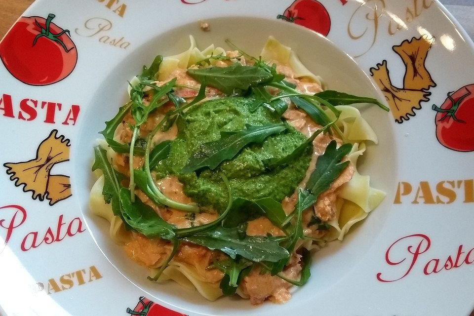 Penne mit Basilikumpesto, Lachs - Tomaten Soße und Rucola