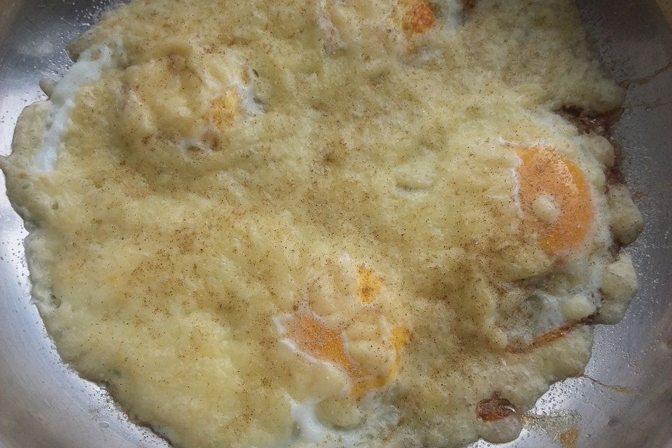 Spiegeleier mit Käse überbacken