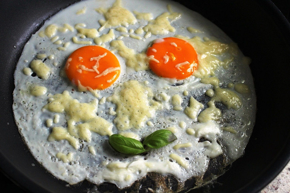 Spiegeleier mit Käse überbacken