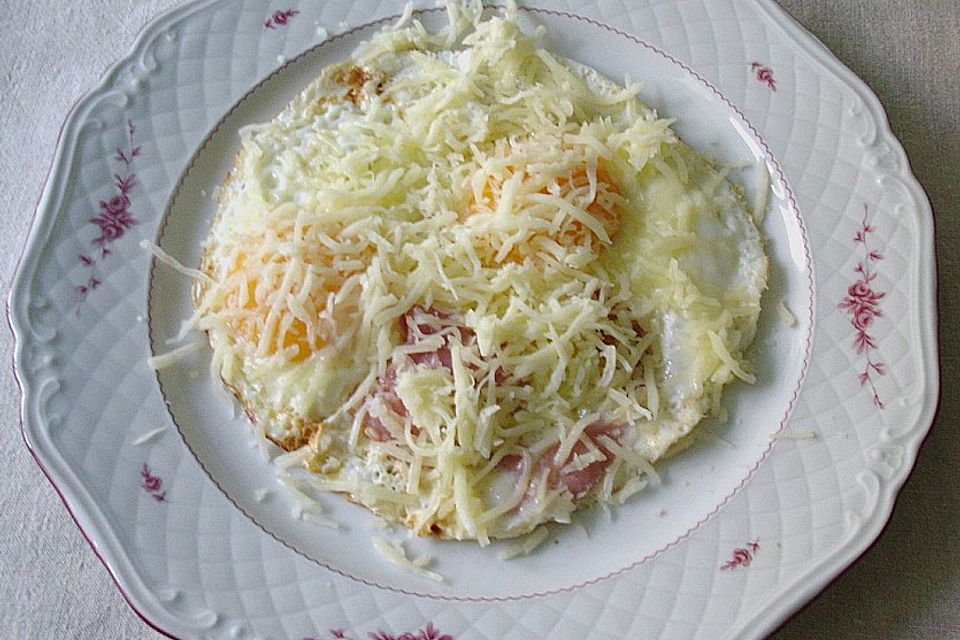 Spiegeleier mit Käse überbacken