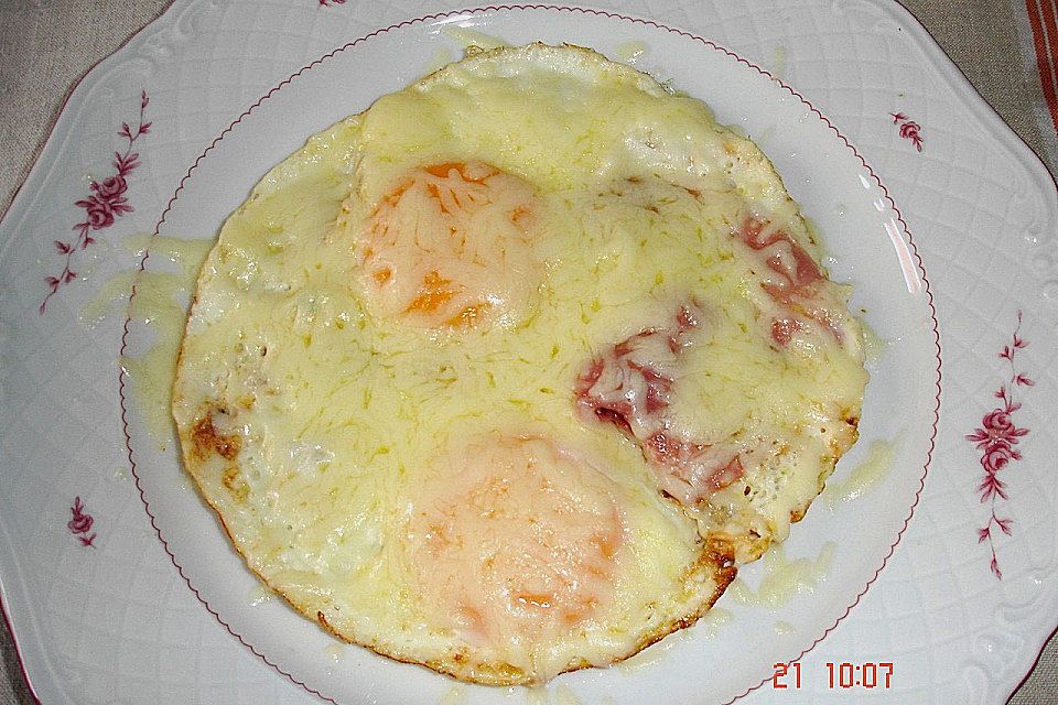 Spiegeleier mit Käse überbacken