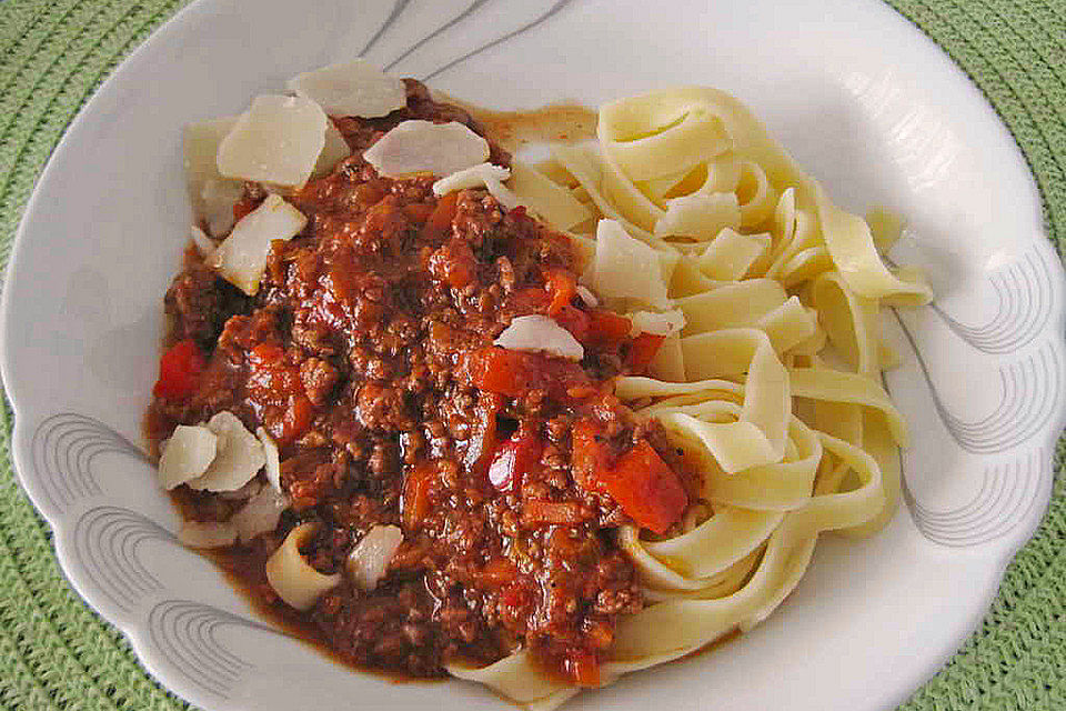 Tagliatelle mit Frühlingszwiebel - Paprika - Bolognese