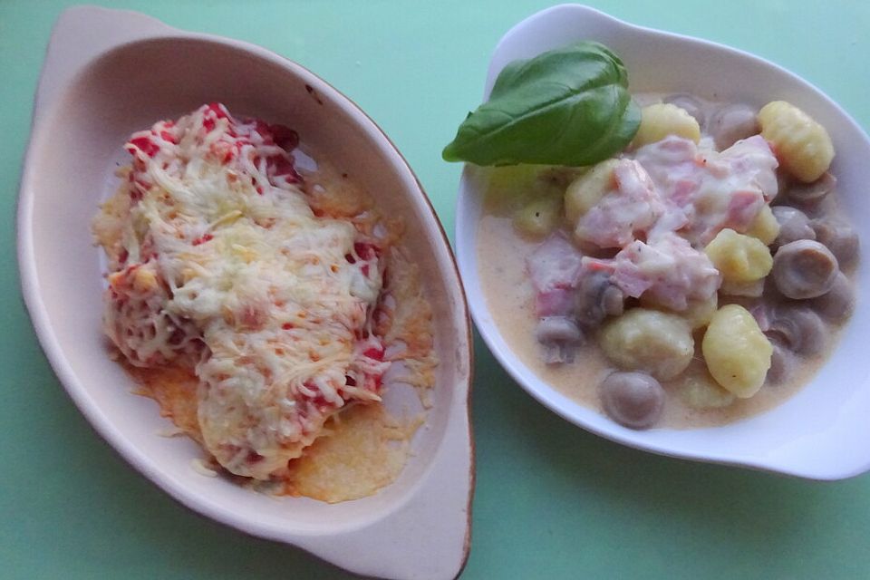 Überbackene Kalbsschnitzel mit Gnocchi in Pilz - Sahnesauce