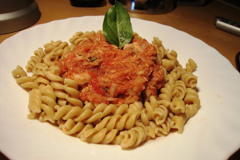 Fusilli mit Tomaten - Thunfisch - Sauce