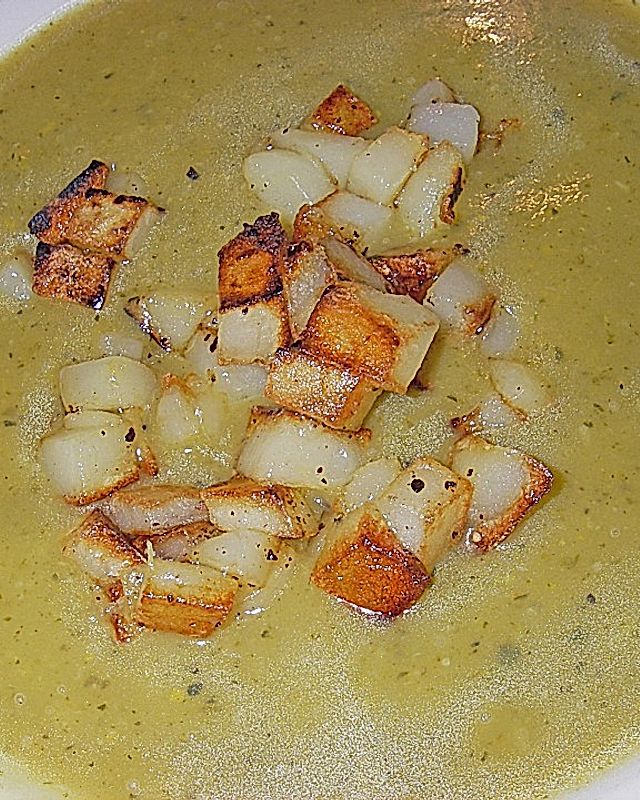 Zucchinisuppe mit sautierten Kartoffeln