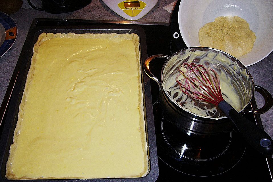 Oma Erikas Schokoladenkuchen mit Puddingfüllung