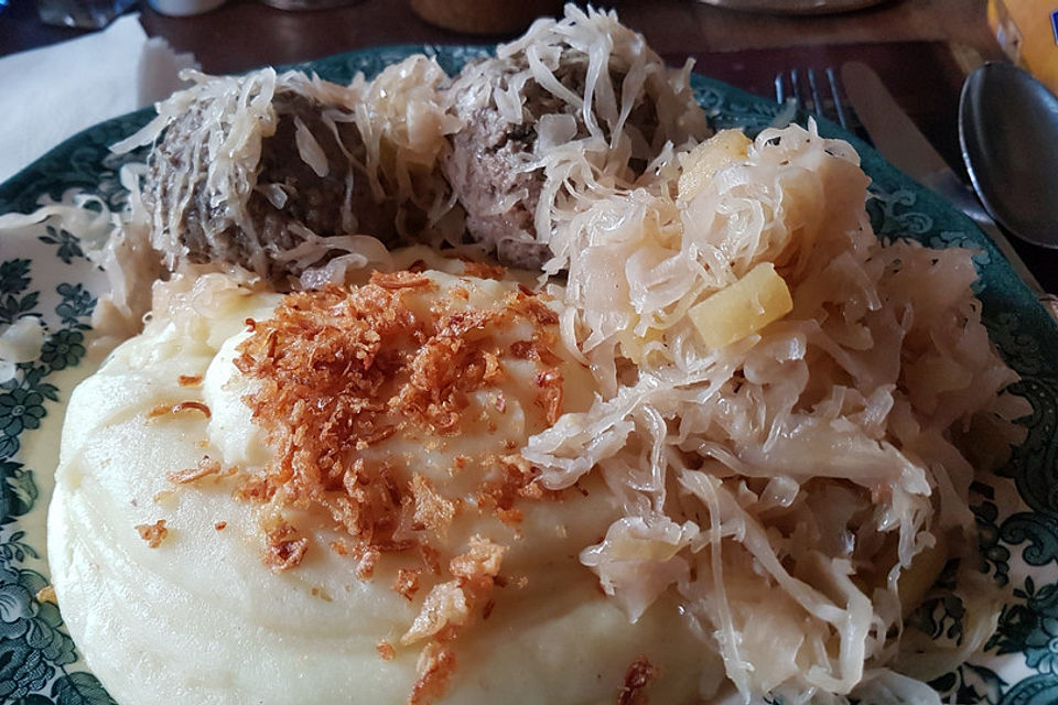 Leberknödel auf Sauerkraut