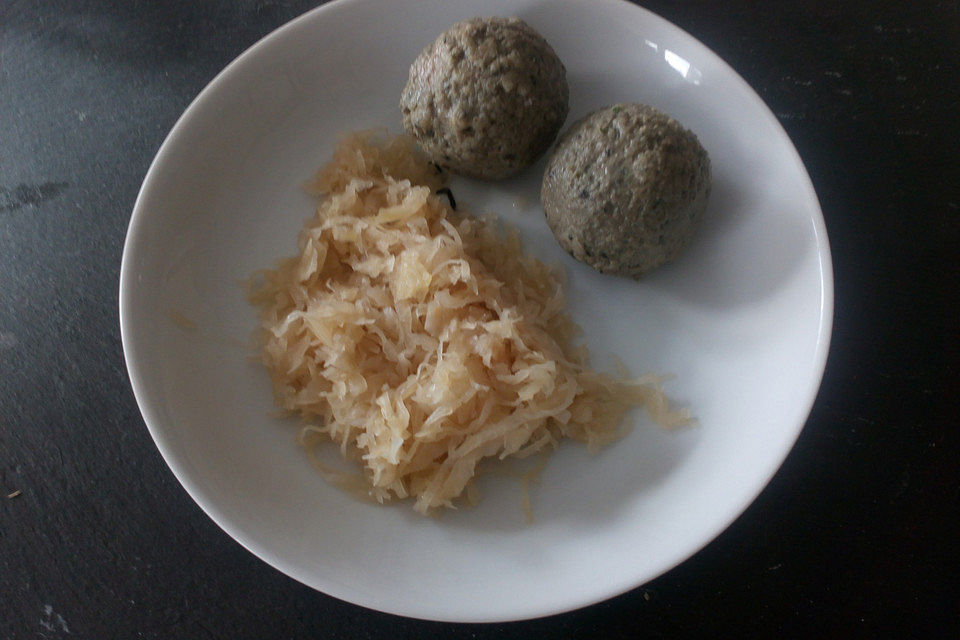 Leberknödel auf Sauerkraut