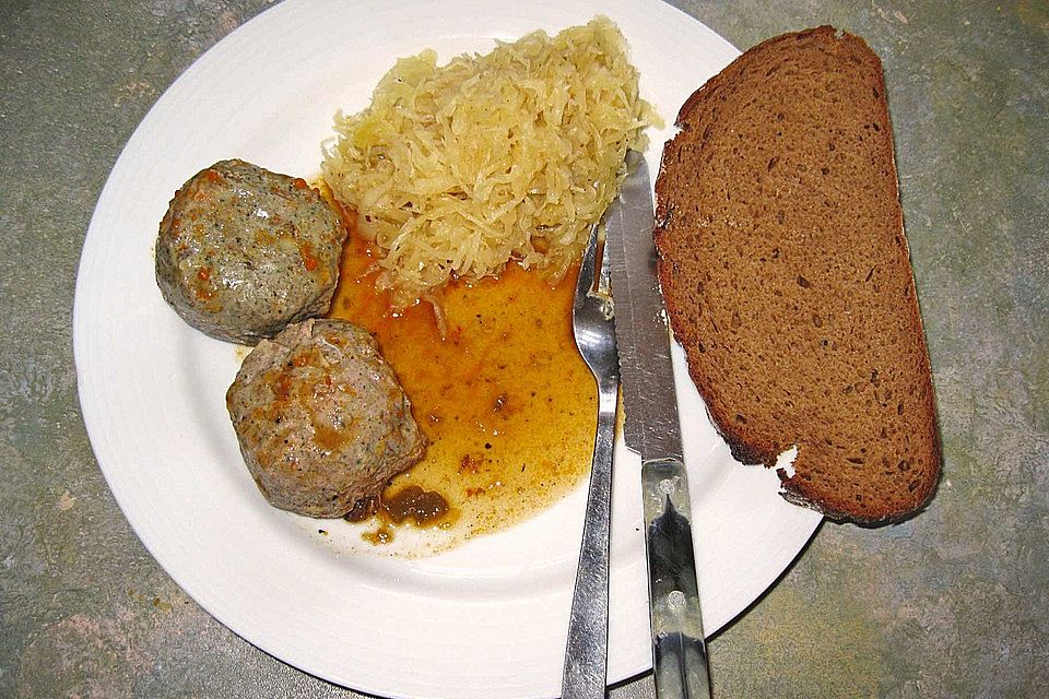 Leberknödel auf Sauerkraut