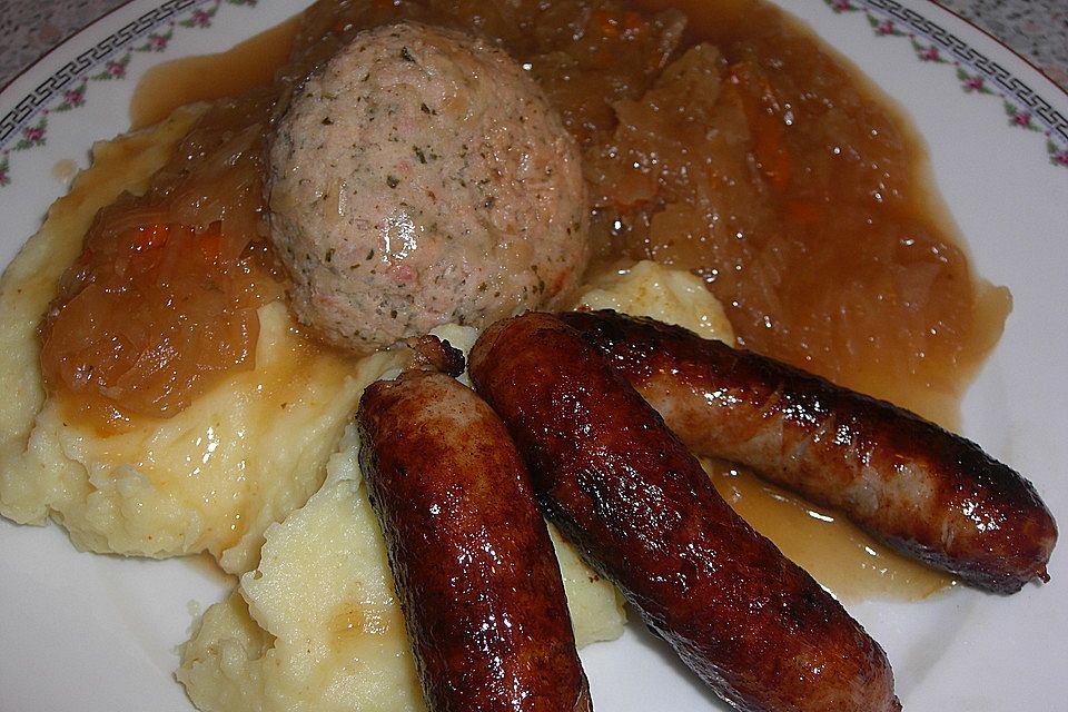 Leberknödel auf Sauerkraut