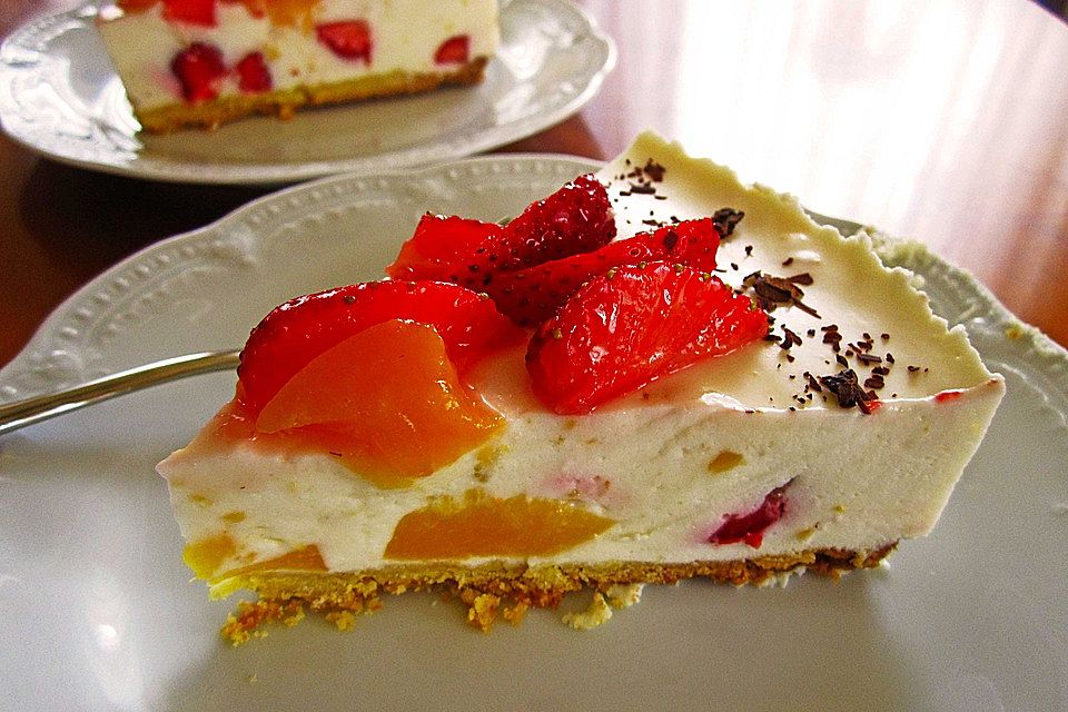 Fruchtige Joghurttorte mit Aprikosen und Erdbeeren