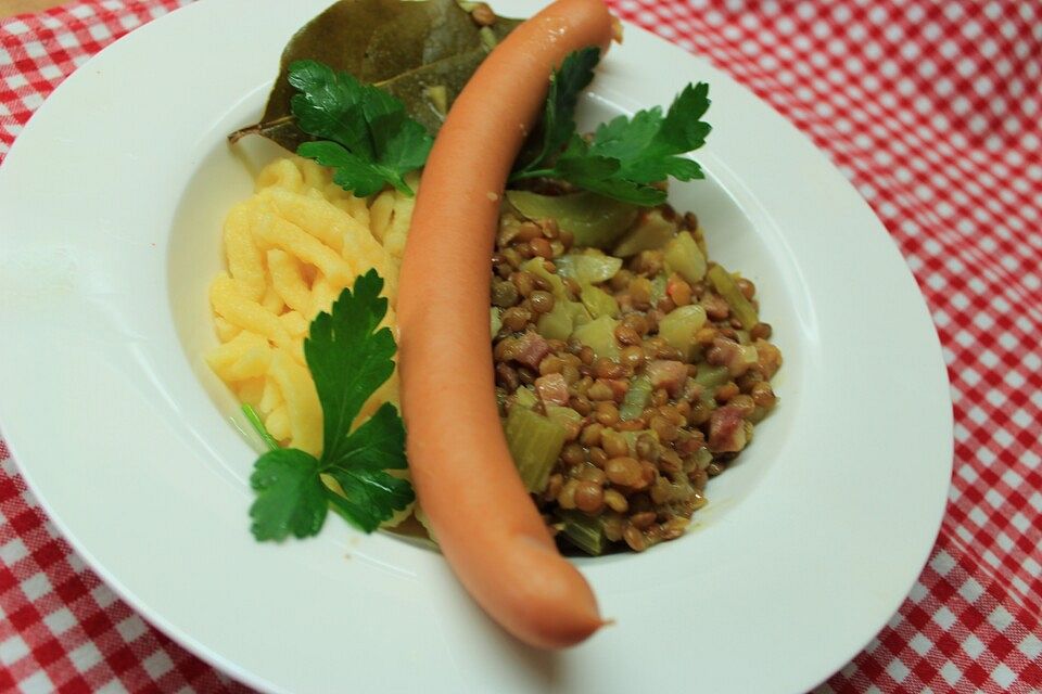 Linsen mit Spätzle und Saitenwürstchen