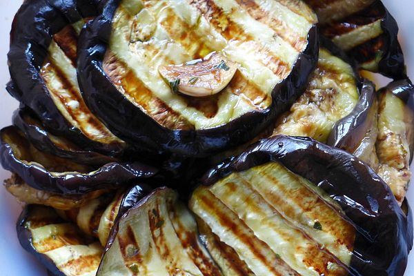 Eingelegte Aubergine in pikanter Tomatensauce