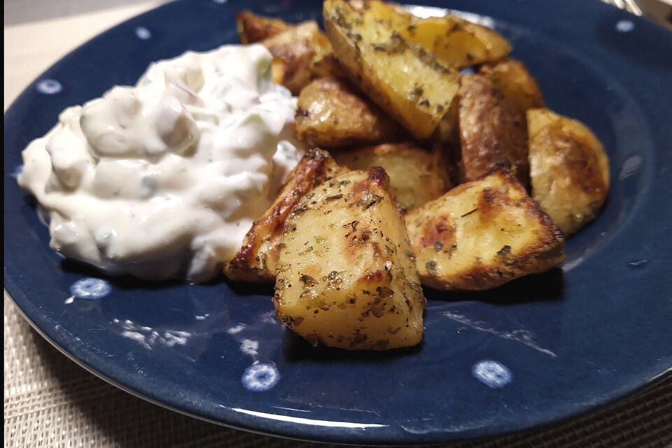 Knusprige Kartoffeln mit Gurkenquark