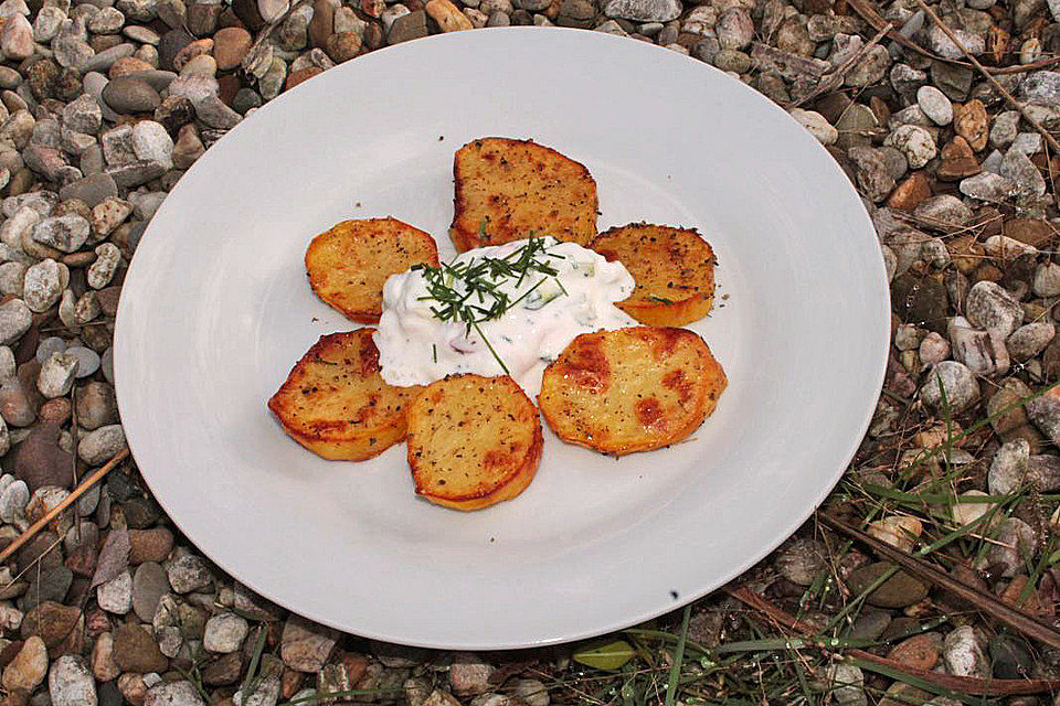 Knusprige Kartoffeln mit Gurkenquark