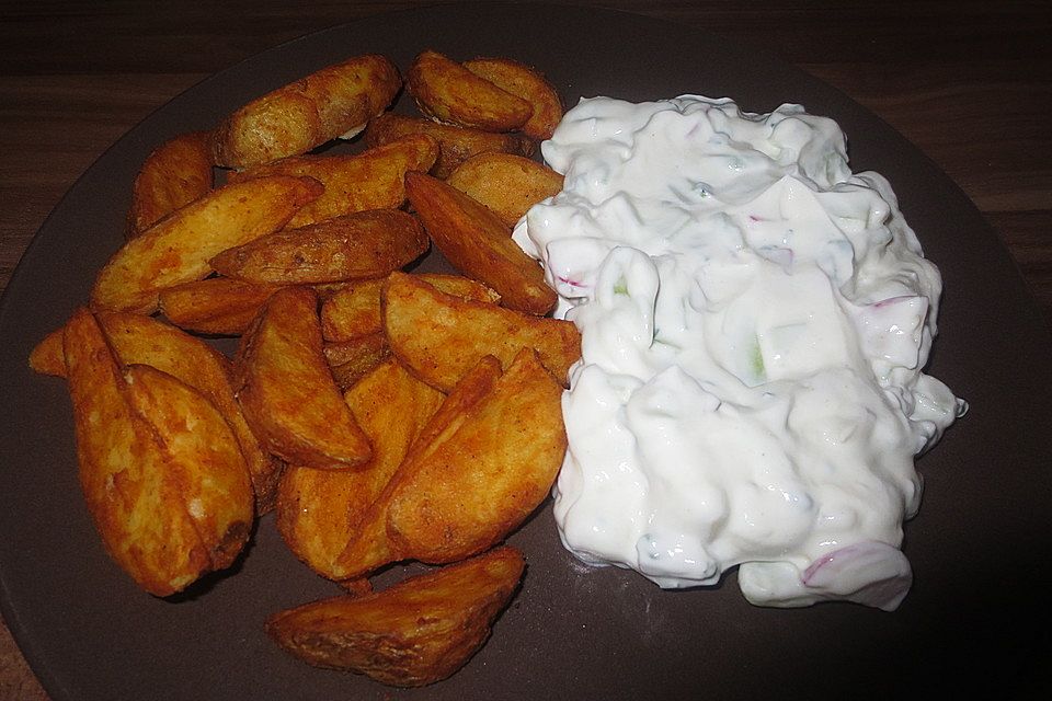 Knusprige Kartoffeln mit Gurkenquark